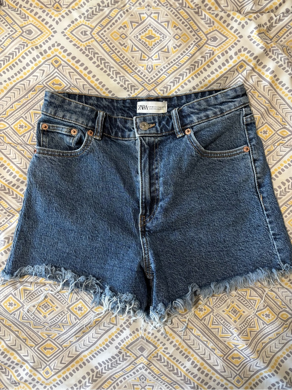 ZARA Dark Blue Frayed Hem Denim Shorts (size 4)